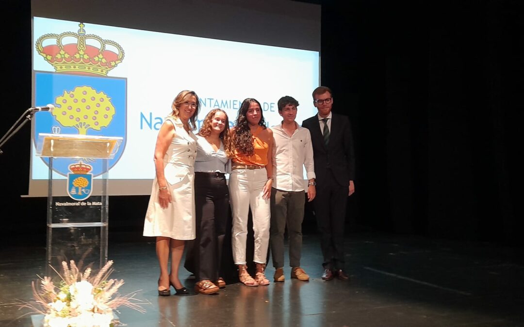 Lucía Luna, Rodrigo León y Carmen Domínguez ganan los premios “Estudiantes del año”.